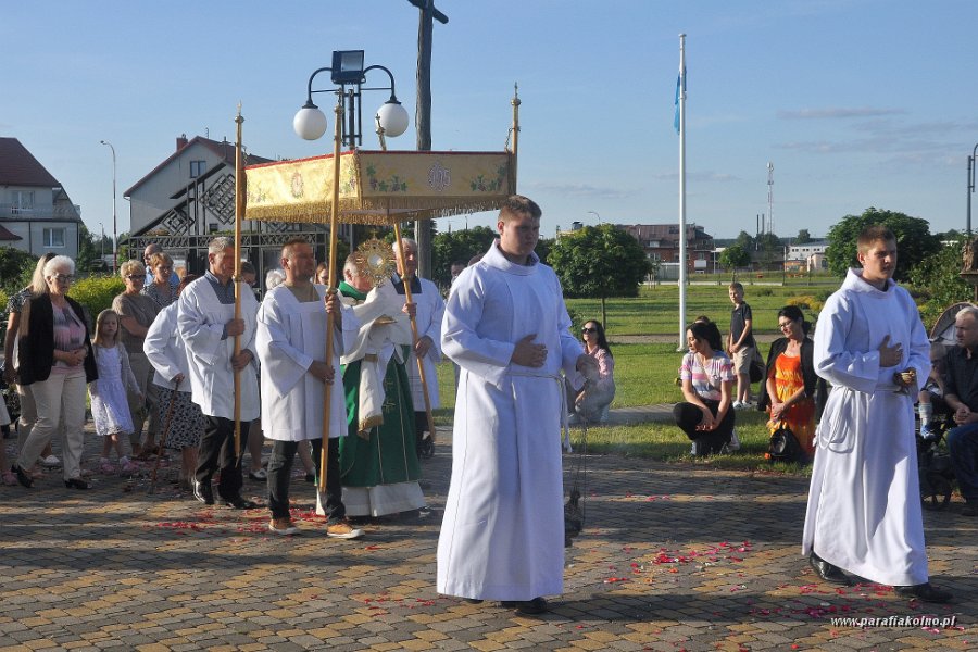 48 Procesja eucharystyczna.jpg